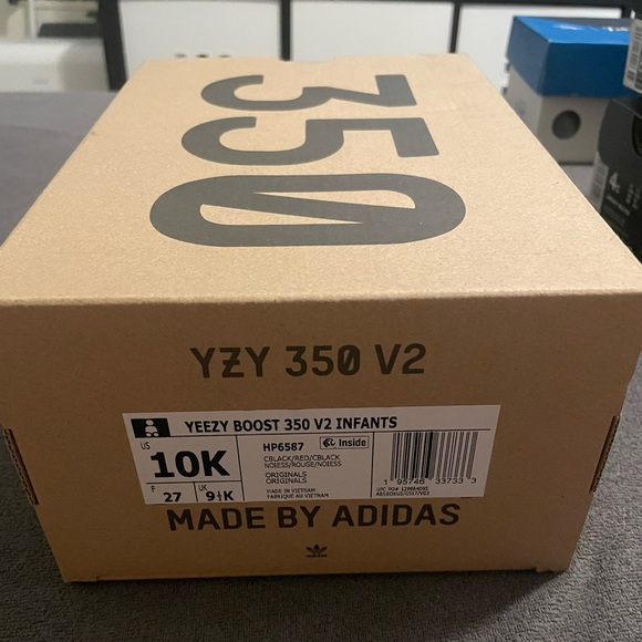 yeezy boost 350 v2 box dimensions Size 11.5 "Black" The clean appearance is solidified with a translucent white rubber midsole and outsole that wrap full NWT Adidas Yeezy 350 V2